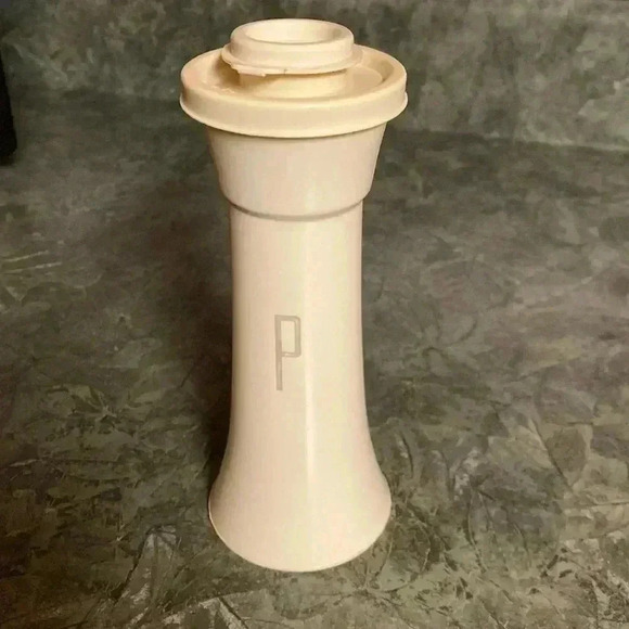 Vintage Tupperware Pepper Shaker - Picture 1 of 8